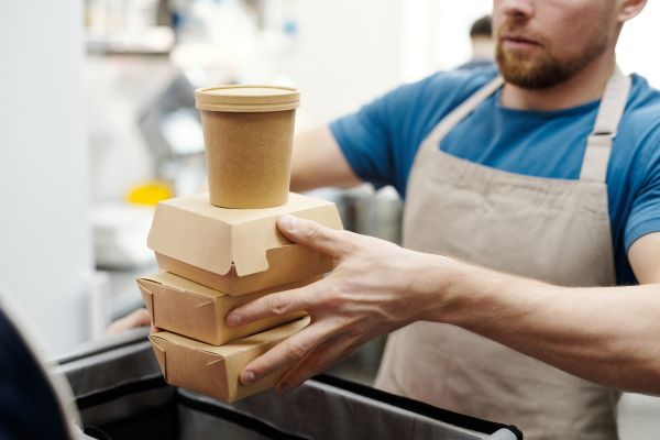 Emballage livraison repas : optimisez votre service de traiteur