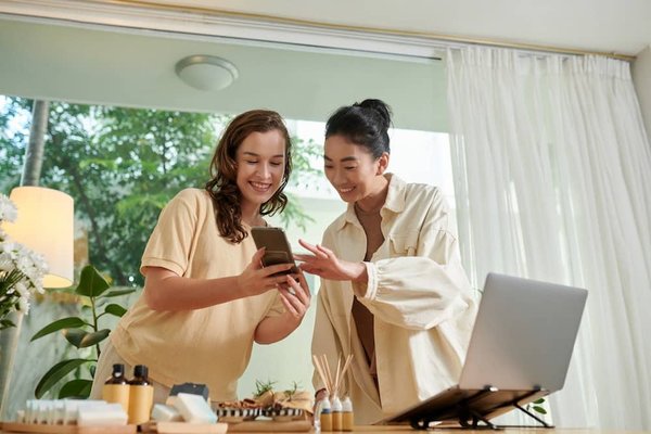 Comment utiliser le feedback client en temps réel pour les formations en service client ?