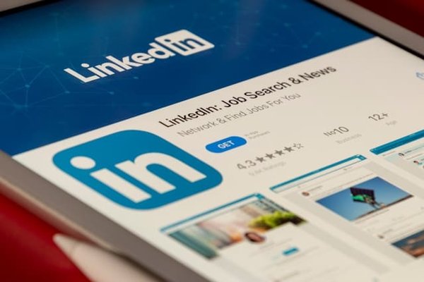 Quelles sont les meilleures pratiques pour utiliser LinkedIn dans le marketing B2B d'une start-up tech ?